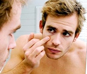 Круги, синяки и чернота под глазами у мужчин: причины