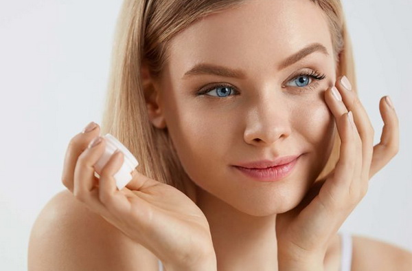 Как правильно наносить крем для кожи глаз?