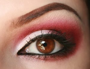 макияж с красными тенями для карих глаз