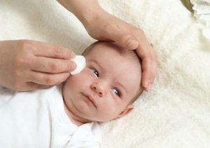 почему гноится глаз у новорожденного