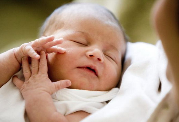 Как помочь новорожденному, если гноится глаз?