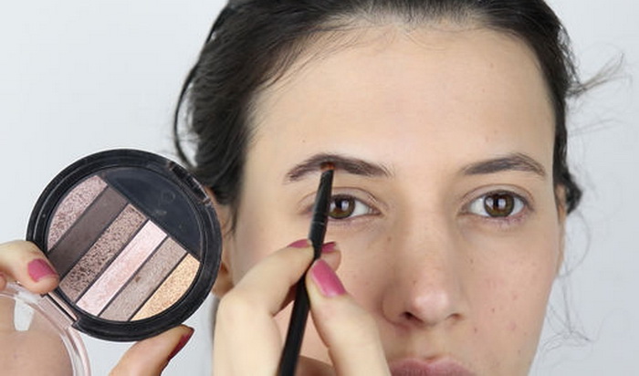 Как красиво сделать макияж бровей тенями?
