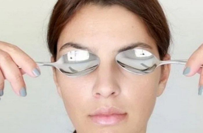 Массаж ложками - популярный метод снять отеки с глаз