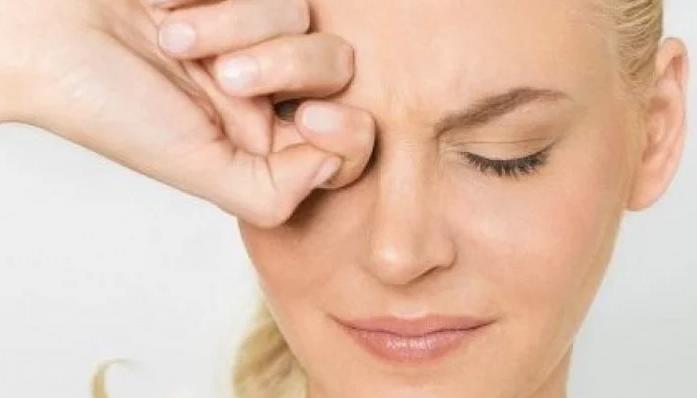 Болит глаз при надавливании — что это и почему?
